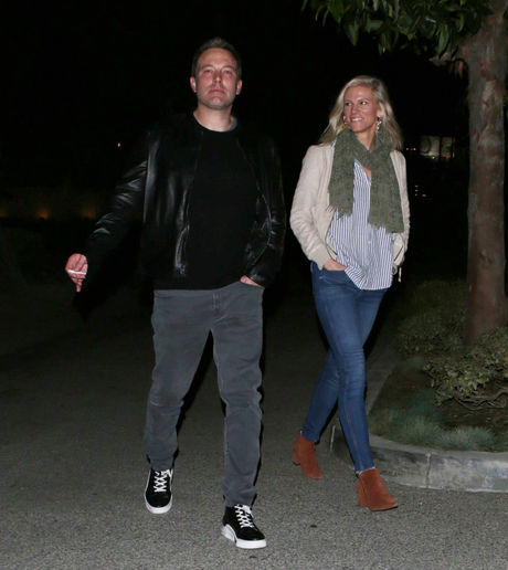 Ben Affleck Smokes A Cigarette After Romantic Dinner Date With Lindsay Shookus Ben Affleck Photos X17 Online