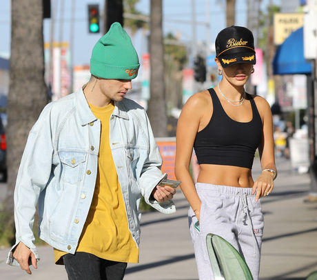 Justin Bieber Gives 500 Bill To Lucky Homeless Man Justin Bieber Photos X17 Online Justin bieber is making sure to give back. https www x17online com gallery view x17 justin bieber credit card 052419